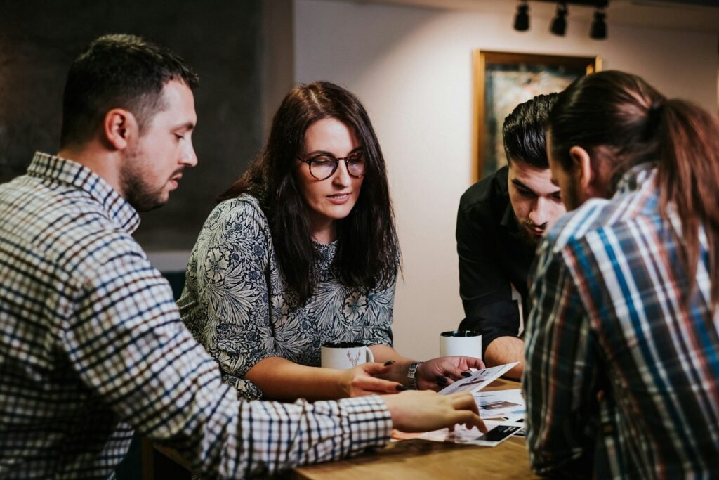 Collega’s bespreken een planning